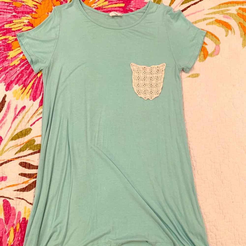 Teal short sleeve shirt with crochet front pocket